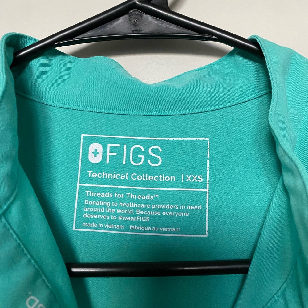 FIGS Women's Mint Green Short-Sleeve Scrub Top - Picture 3 of 6